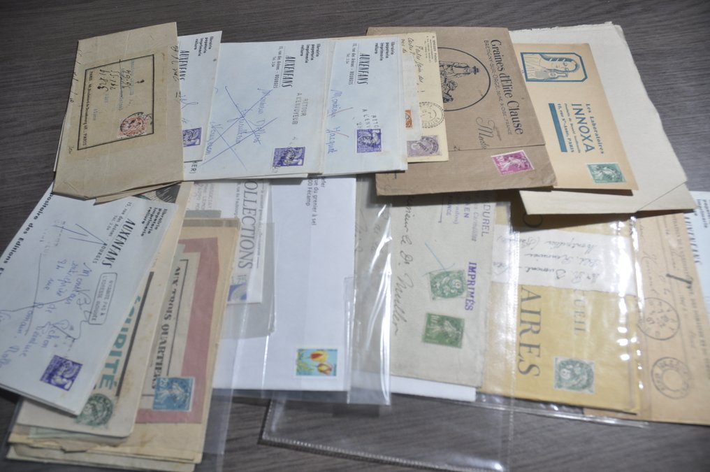 比利時  - 装满旧邮政价值件、信封及更多物品的箱子 #2.1