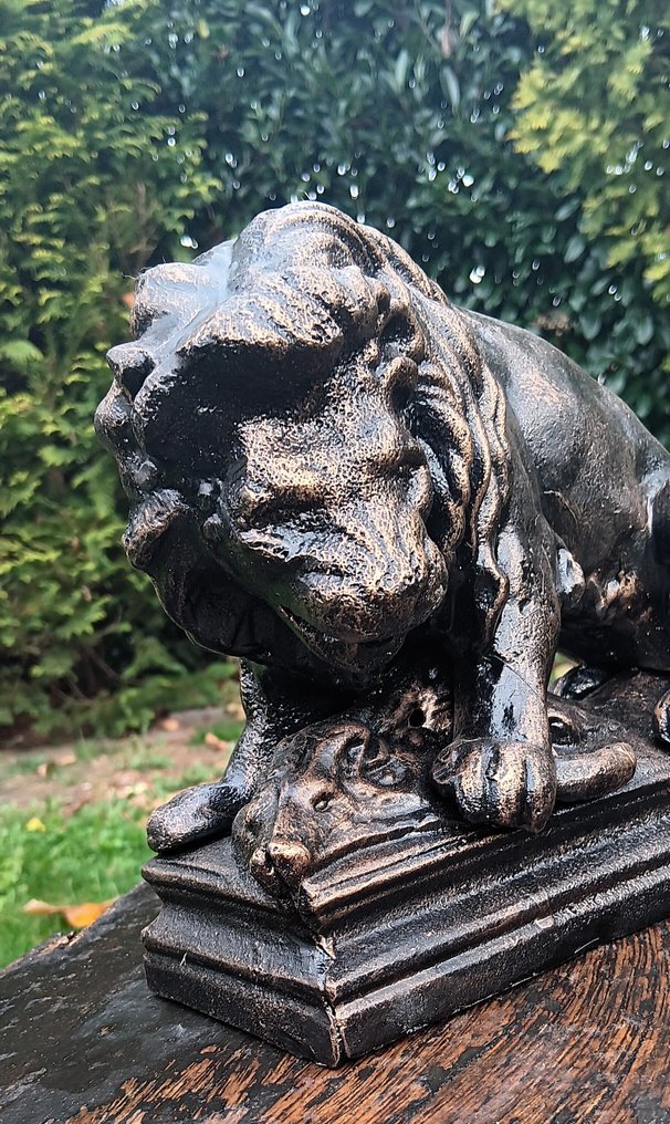 Sculpture, robuuste Leeuw met prooi - 18 cm - cast iron - 2024 #1.0