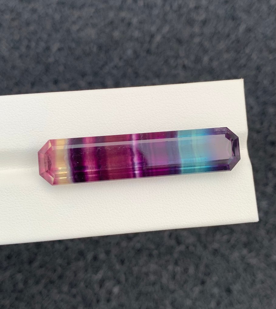 No Reserve Price Fluorite - 43.72 ct - International Colored Gemstone Association (ICA GemLab) #2.1