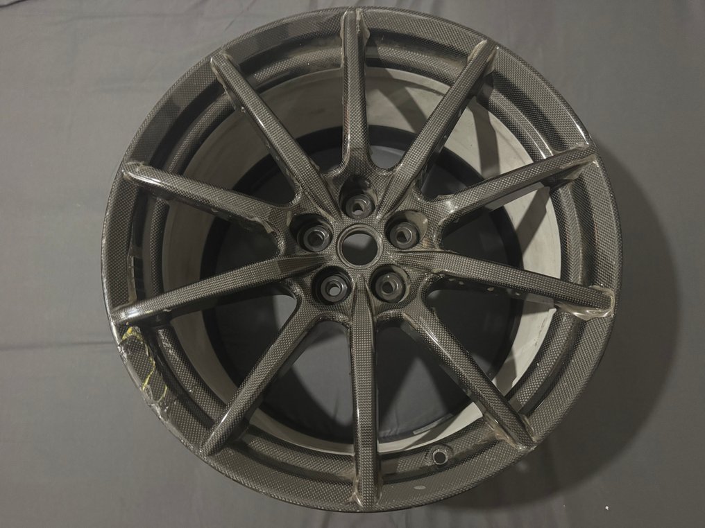 carbon circle - Ferrari - F8 tributo #1.0