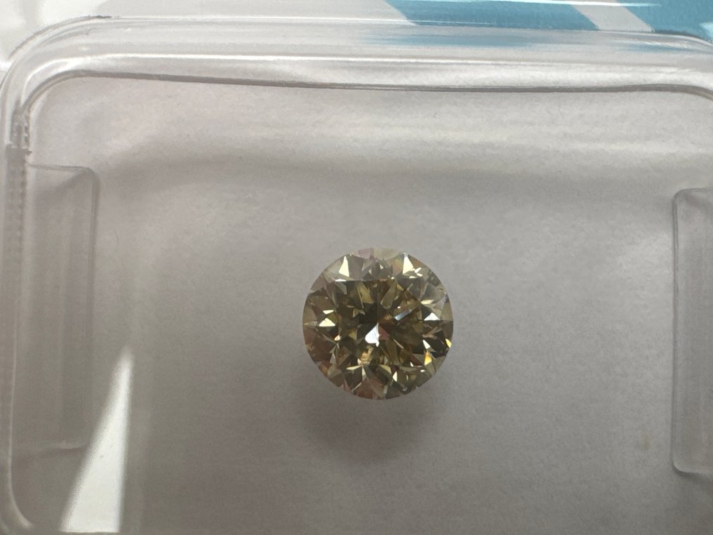 没有保留价 - 1 pcs 钻石 (天然色彩的) - 0.52 ct - 圆形 稍帶棕色的, 稍帶綠色的, 黄色 - VS2 轻微内含二级 - 国际宝石研究院(IGI) #1.0