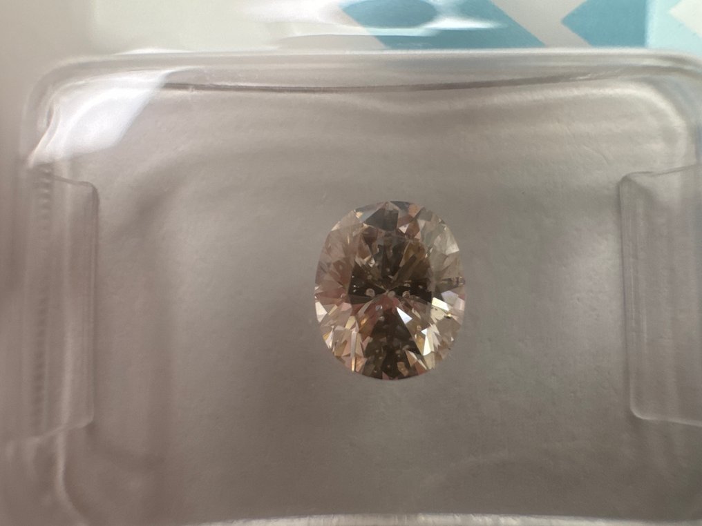 没有保留价 - 1 pcs 钻石  (天然色彩的)  - 0.74 ct - 椭圆形 - Fancy light 稍帶黄色的, 棕色 - SI2 微内含二级 - 国际宝石研究院（IGI） #1.0