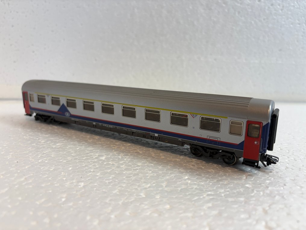 Märklin H0 - 4351/4352 - Model train passenger carriage (3) - Three Memling wagons with interior, figurines, and lighting. - NMBS #4.3