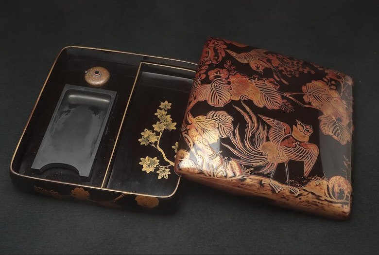 Κομψό παραδοσιακό ιαπωνικό κουτί γραφής (suzuribako), με επικάλυψη lacquerwork maki-e. - Ξύλο - Ιαπωνία - 1868-1926 #1.0