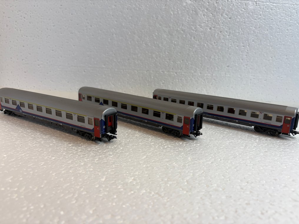 Märklin H0 - 4351/4352 - Model train passenger carriage (3) - Three Memling wagons with interior, figurines, and lighting. - NMBS #1.0