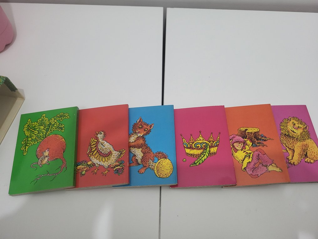 Maria Robbins, Diane Dawson - Six in a box - 1976 #2.1