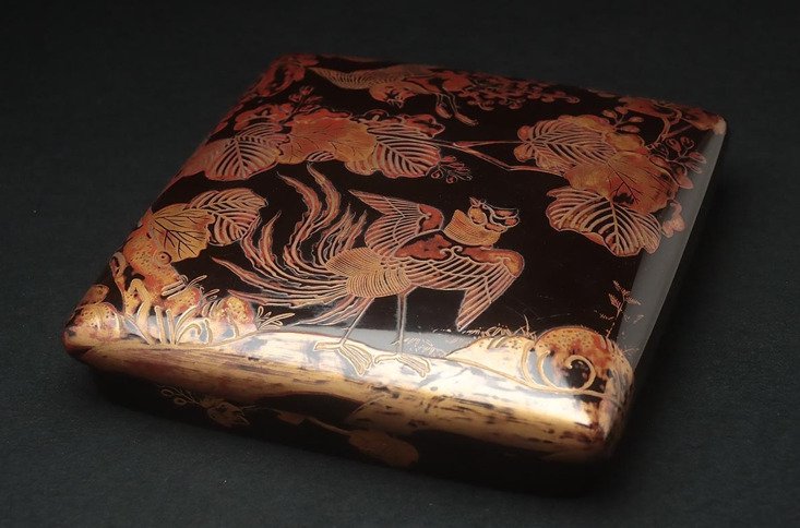 Κομψό παραδοσιακό ιαπωνικό κουτί γραφής (suzuribako), με επικάλυψη lacquerwork maki-e. - Ξύλο - Ιαπωνία - 1868-1926 #1.0