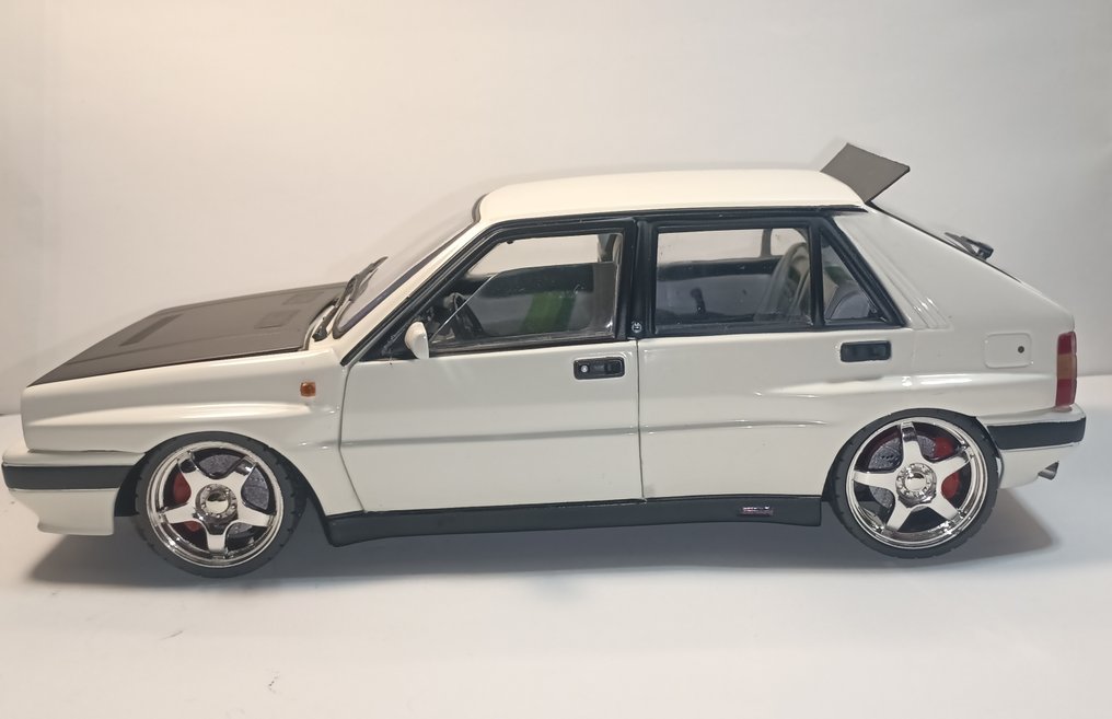 Sunstar 1:18 - Modell sportsbil - Lancia Delta HF Integrale #1.0