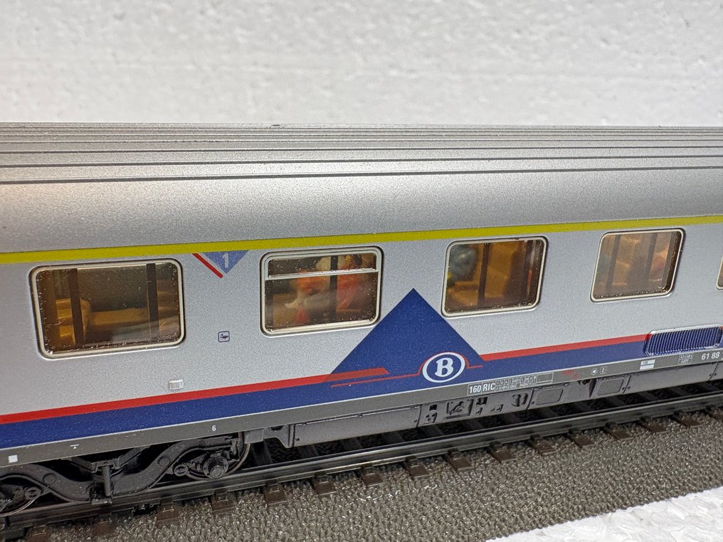 Märklin H0 - 4351/4352 - Model train passenger carriage (3) - Three Memling wagons with interior, figurines, and lighting. - NMBS #3.2