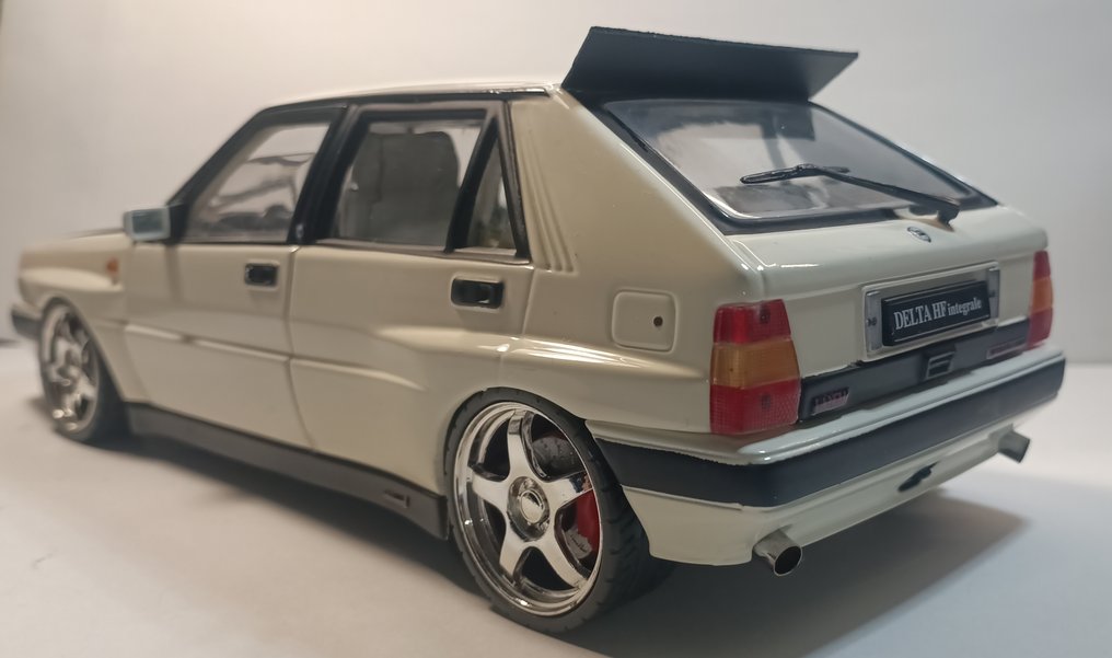 Sunstar 1:18 - Modell sportsbil - Lancia Delta HF Integrale #3.2