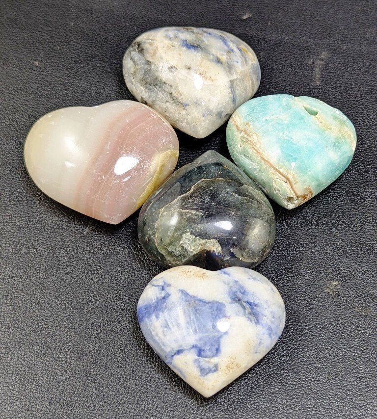 Smithsonit, Lepidolith, Afghanit, Aventurin, Amazonit, Lapislazuli, Calcit, Jaspis & Lapislazuli Herzen & Palmensteine - Höhe: 52 mm - Breite: 42 mm- 2086 g - (38) #4.3