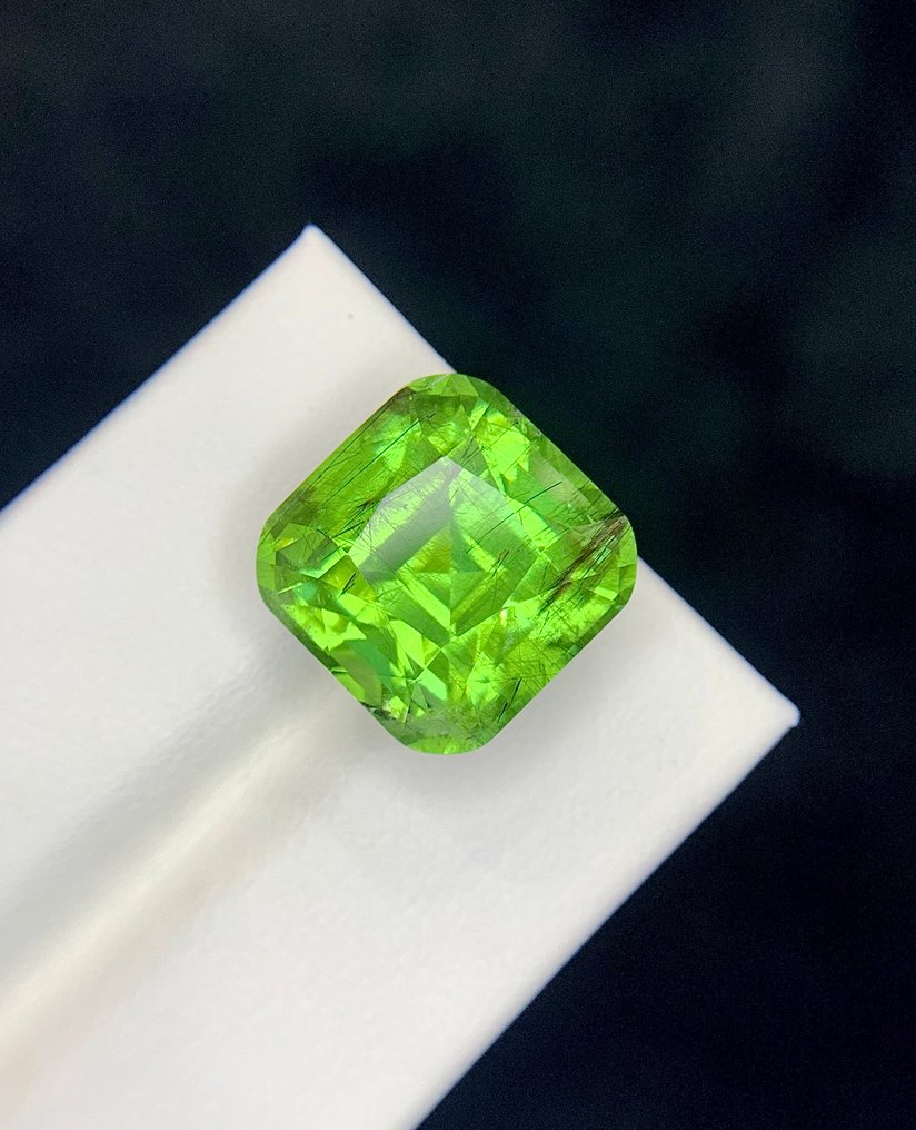 No Reserve Price Peridot - 19.80 ct - International Colored Gemstone Association (ICA GemLab) - Rare Ludwigite #2.1
