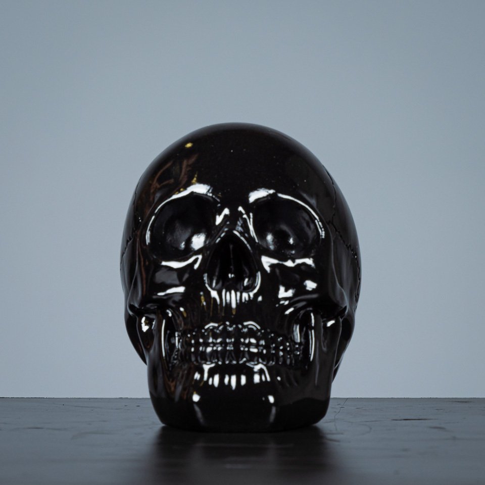 雕刻, Zwarte schedel - 180 mm - 180 mm - 樹脂 - 2022 #1.0
