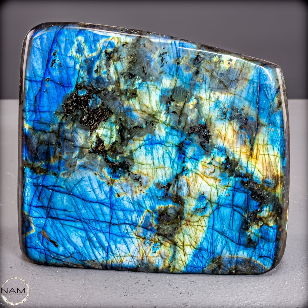 Fascinating Labradorite freeform from Madagascar. A game of light and magic- 1880.34 g #3.2
