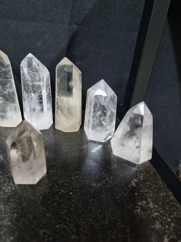 10 clear quartz crystal points, 9 to 5.8 cm. Crystal point- 1008 g #4.3