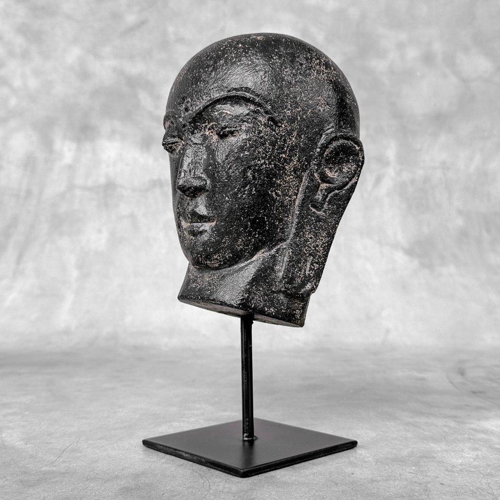 Statue, NO RESERVE PRICE - C - Javanese Budha Head on a custom stand - 27 cm - Lava Stone - 2025 #4.3