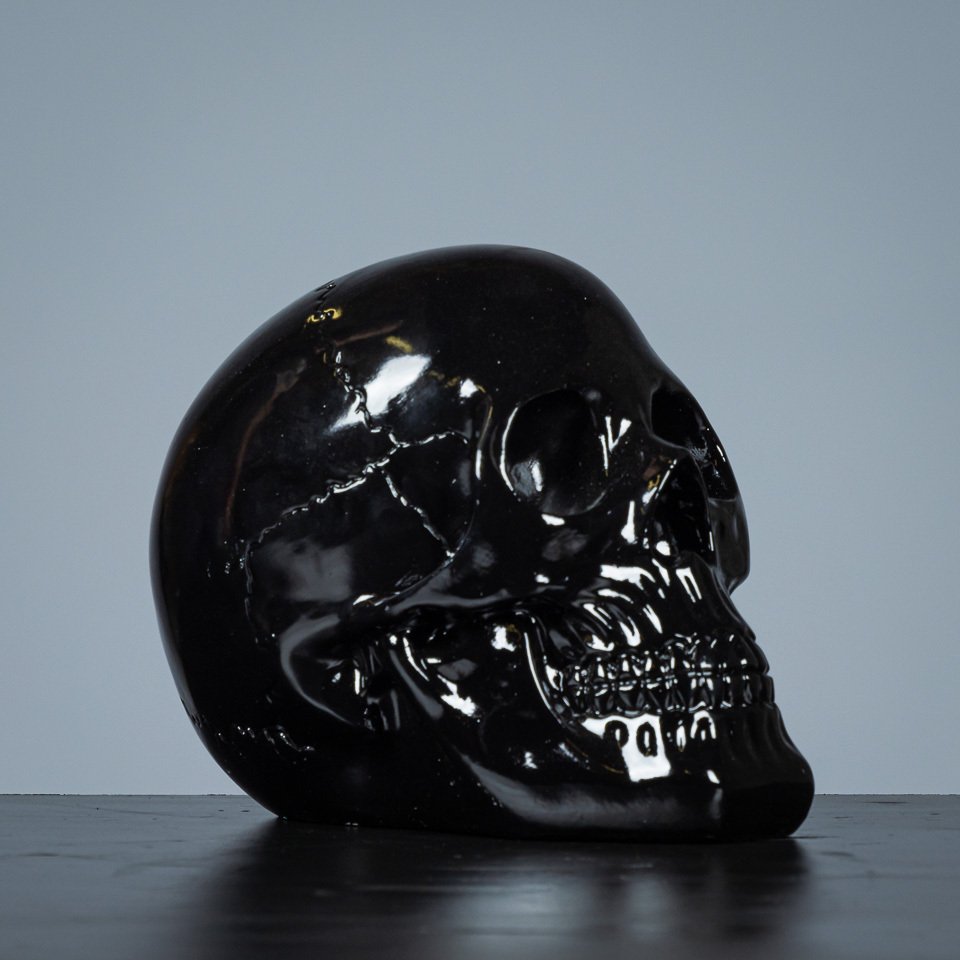 雕刻, Zwarte schedel - 180 mm - 180 mm - 樹脂 - 2022 #1.0