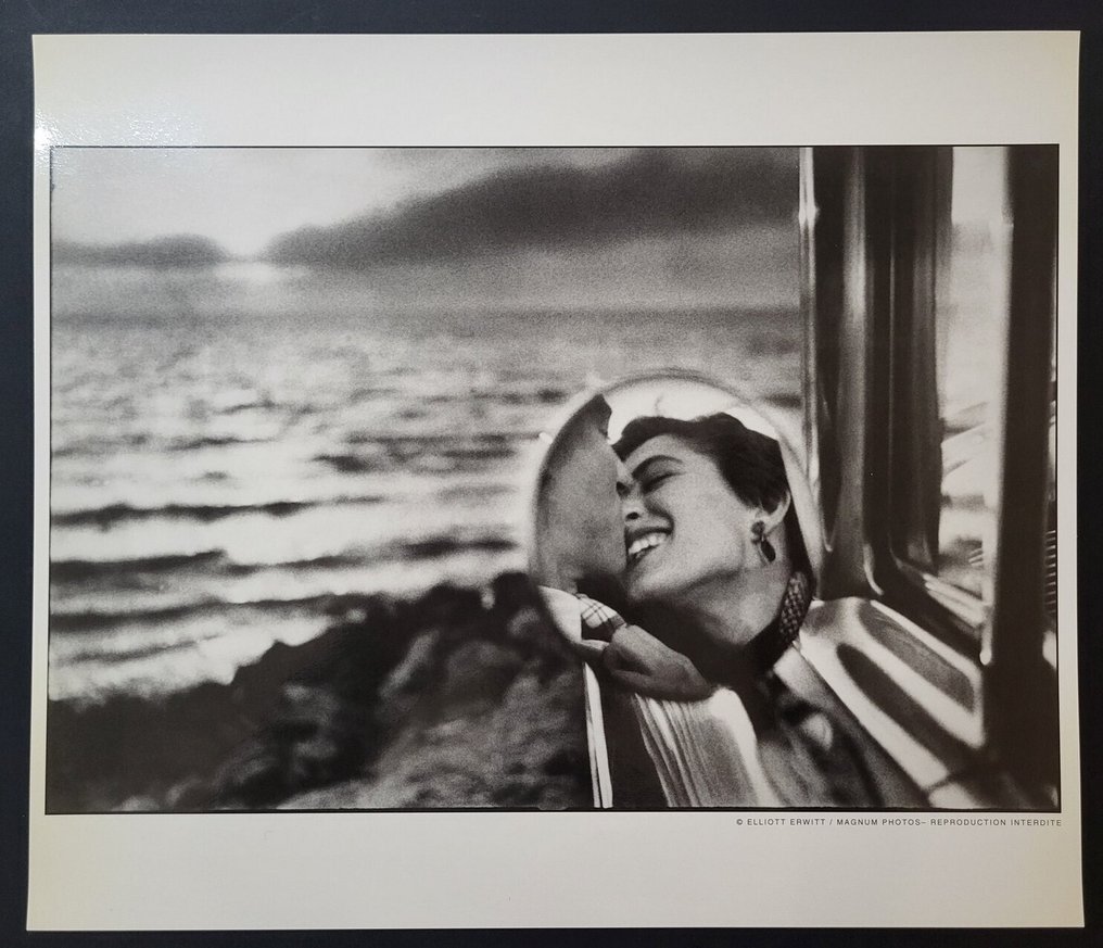 Elliott Erwitt (1928–2018) - California Kiss, Berkeley , USA, nel 1955 #1.0