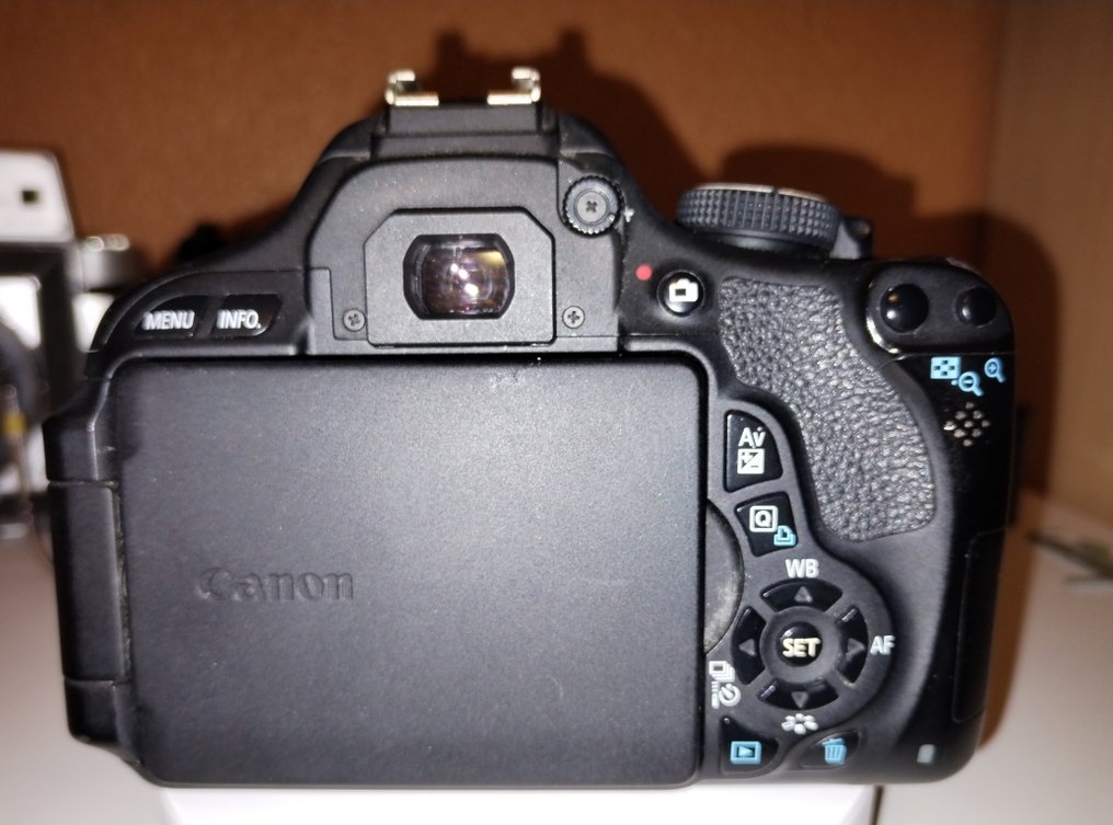 Canon EOS 600D + EF-S 18-55 III Digitalt refleks kamera (DSLR) #1.0