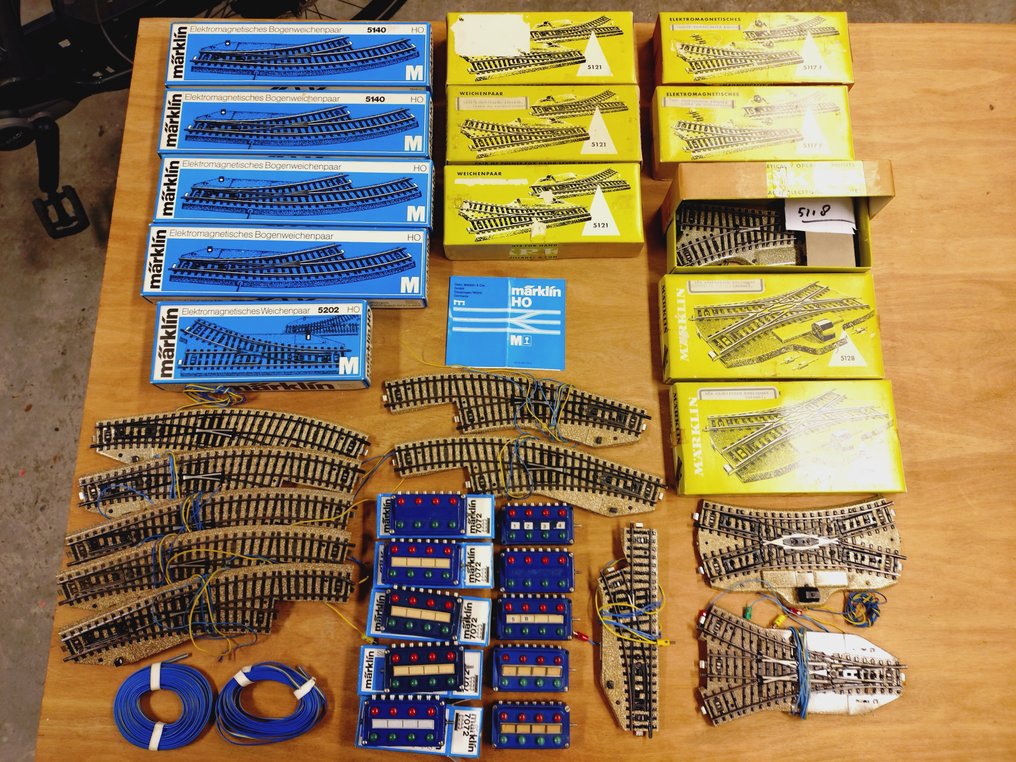 Märklin H0 - 5140, 5202, 5121, 5117, 5128 - Model train tracks (35) - Set of used Märklin switches and relays with boxes and control boxes. #1.0