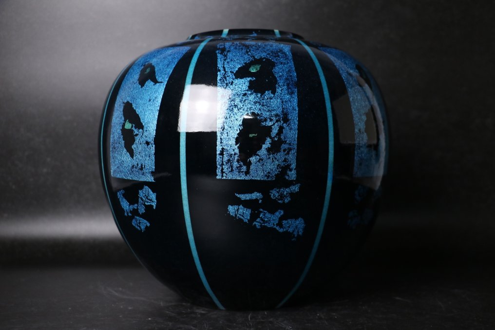 银色花瓶《Gin no Hana》由古川俊夫创作 - 陶瓷 - 古川利男 Furukawa Toshio (1949-) - 日本 - 1900-2000 #1.0