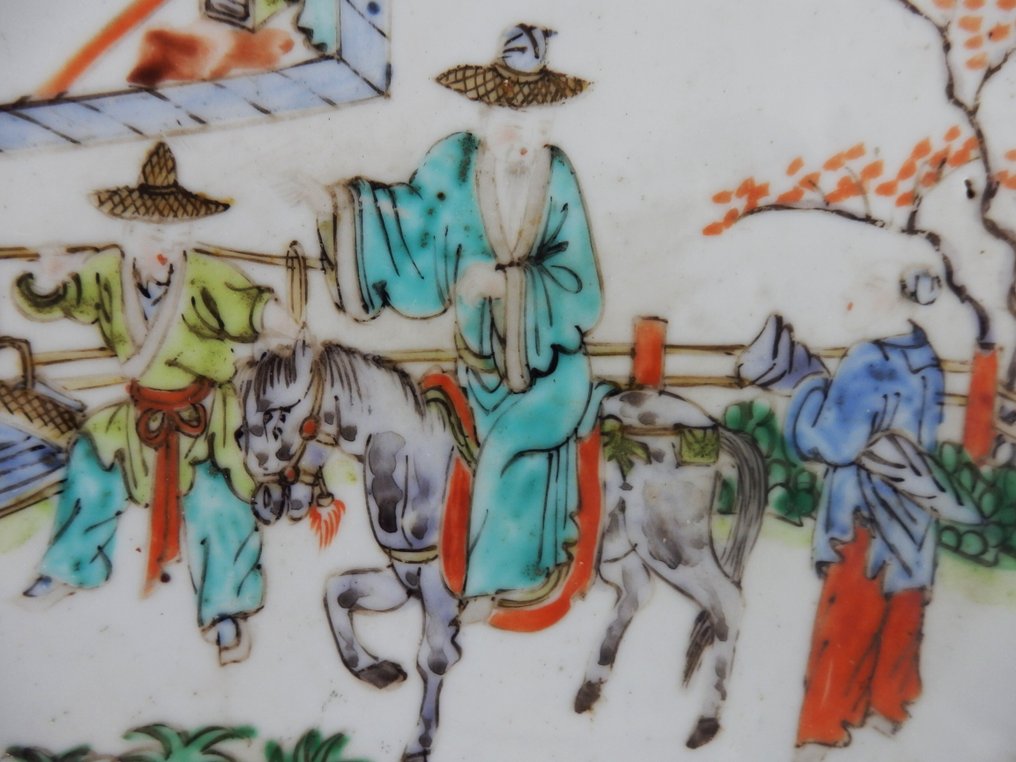 Πιάτο - scène de vie 3 personnages dont un à cheval - Πορσελάνη - πλάτος CANTON (24,5 εκ.) #2.1