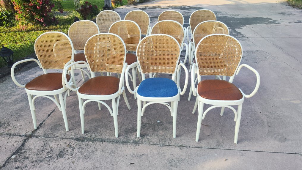 Attribuito a Thonet - Attribuito a Michael Thonet - Stol (12) - Stile Bistrot / Modello da Caffè - Böjt trä, Viennahalm. - Vintage Design Lotto #1.0