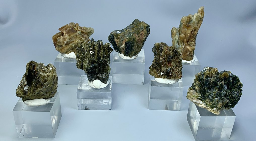 Χωρίς τιμή ελάχιστης προσφοράς Epidote Σύμπλεγμα κρυστάλλων - Ύψος: 42 mm - Πλάτος: 34 mm- 214 g - (7) #1.0