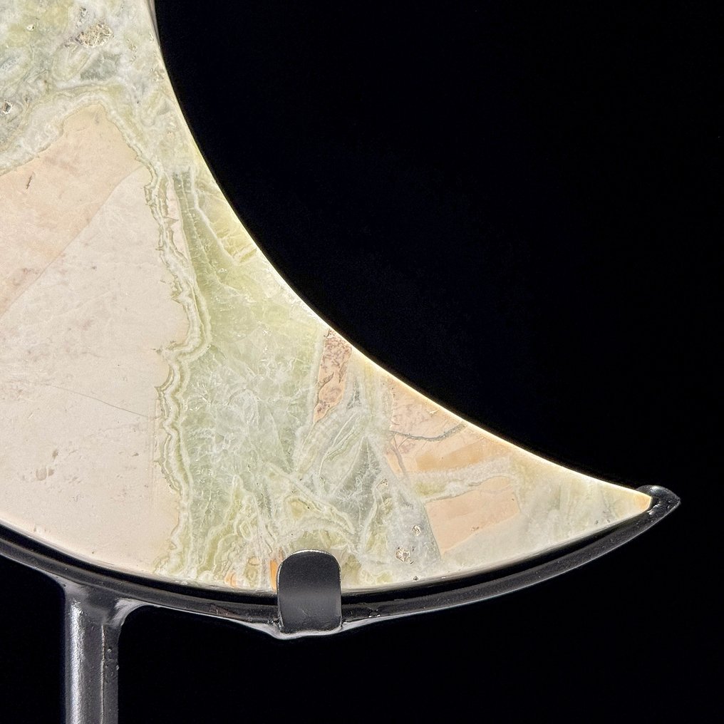 Ei varauksellista hintaa - Kaunis onyksi Vasemmalle kääntyvä kuunsarvimainen esine räätälöidyssä jalustassa - Korkeus: 28 cm - Leveys: 15.5 cm- 1600 g - (1) #4.3