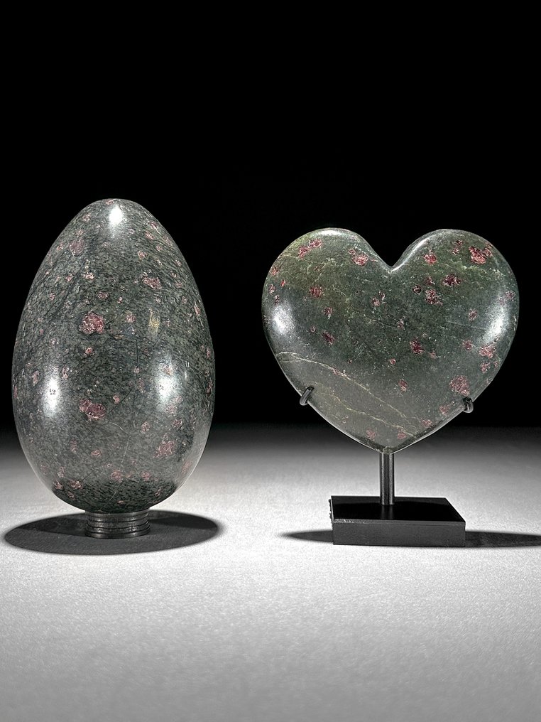 无底价 - 精彩的一对原石红宝石紫翠石 蛋形和心形,放置在定制的支架上- 3500 g - (2) #1.0