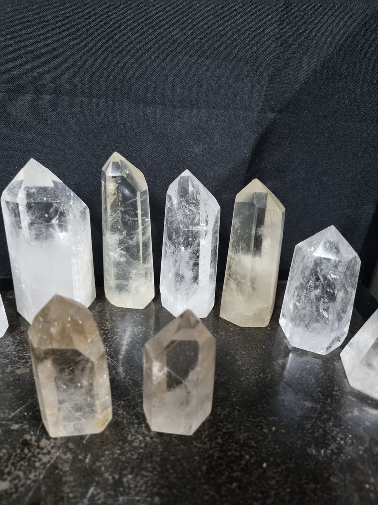 10 clear quartz crystal points, 9 to 5.8 cm. Crystal point- 1008 g #3.2