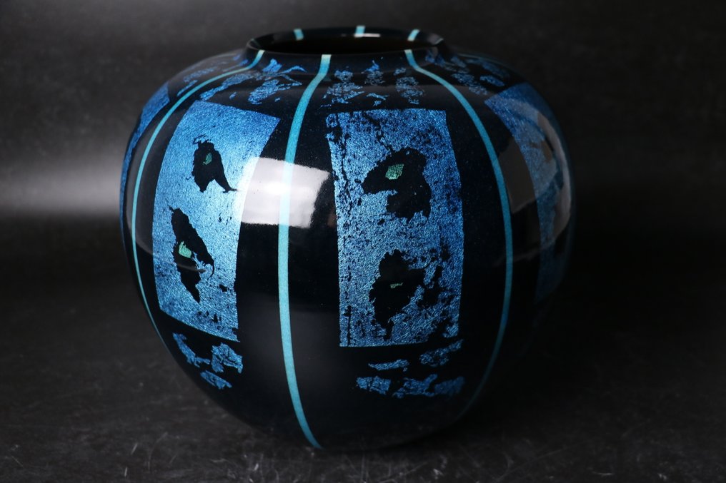 银色花瓶《Gin no Hana》由古川俊夫创作 - 陶瓷 - 古川利男 Furukawa Toshio (1949-) - 日本 - 1900-2000 #1.0