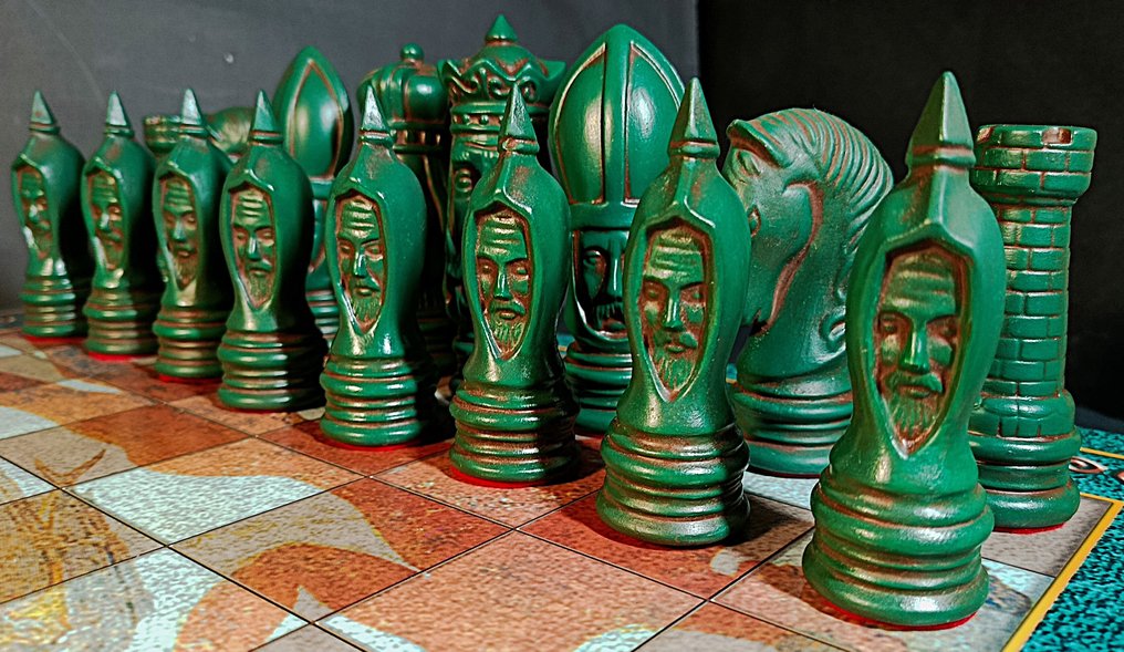 Chess set - Gótico - Heavy resin, screen-printed wood. #4.3