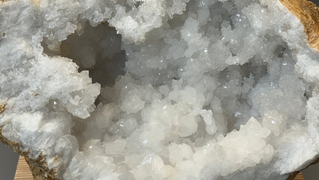 Top XXL quartz geode with white mountain crystal Geode - Height: 35 cm - Width: 25 cm- 9.5 kg - (1) #4.3