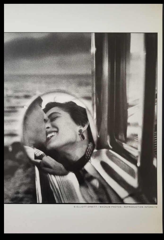 Elliott Erwitt (1928–2018) - California Kiss, Berkeley , USA, nel 1955 #1.0