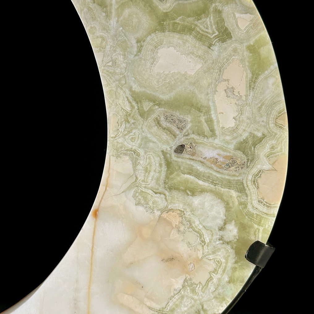NO RESERVE PRICE - Wonderful Onyx Crescent- Moon-Shaped on a custom stand - Height: 27.5 cm - Width: 15.5 cm- 1700 g - (1) #4.3