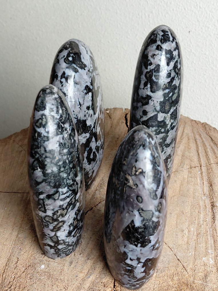 Collection of beautiful Grabo Merliniet gemstone sculptures. - Height: 13 cm - Width: 4 cm- 2.3 kg - (4) #4.3