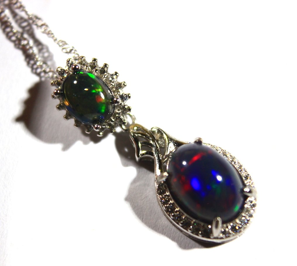 14.50 Ct. Ethiopian Opal Natural Stones Pendant With a chain in 925 silver. - Height: 30 mm - Width: 10 mm- 2.9 g #2.1