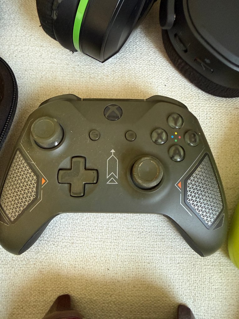 Microsoft - Xbox Series X - with controllers and headsets - Videopelikonsoli #3.2