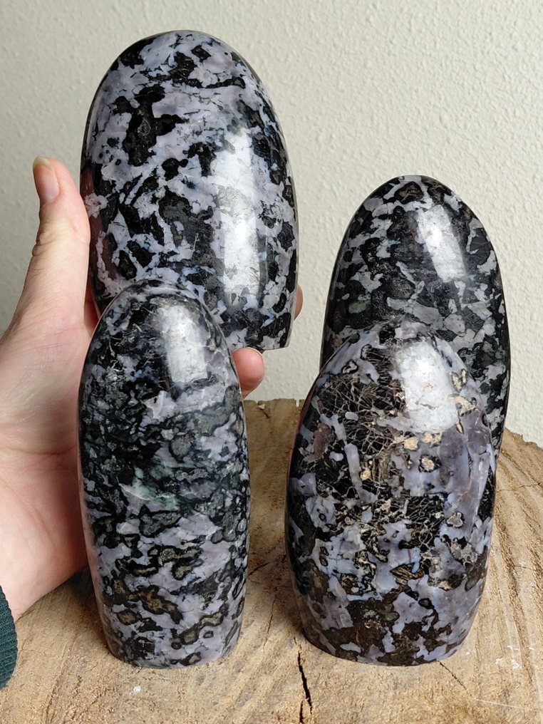 Collection of beautiful Grabo Merliniet gemstone sculptures. - Height: 13 cm - Width: 4 cm- 2.3 kg - (4) #1.0