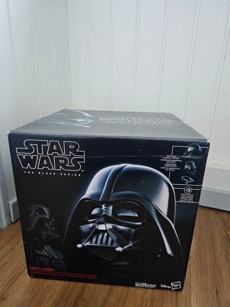 Star Wars - Hasbro -  - Prop ταινίας Περιλαμβάνει το ηλεκτρονικό κράνος Darth Vader της σειράς Black Series της Hasbro, σε κουτί, με #1.0