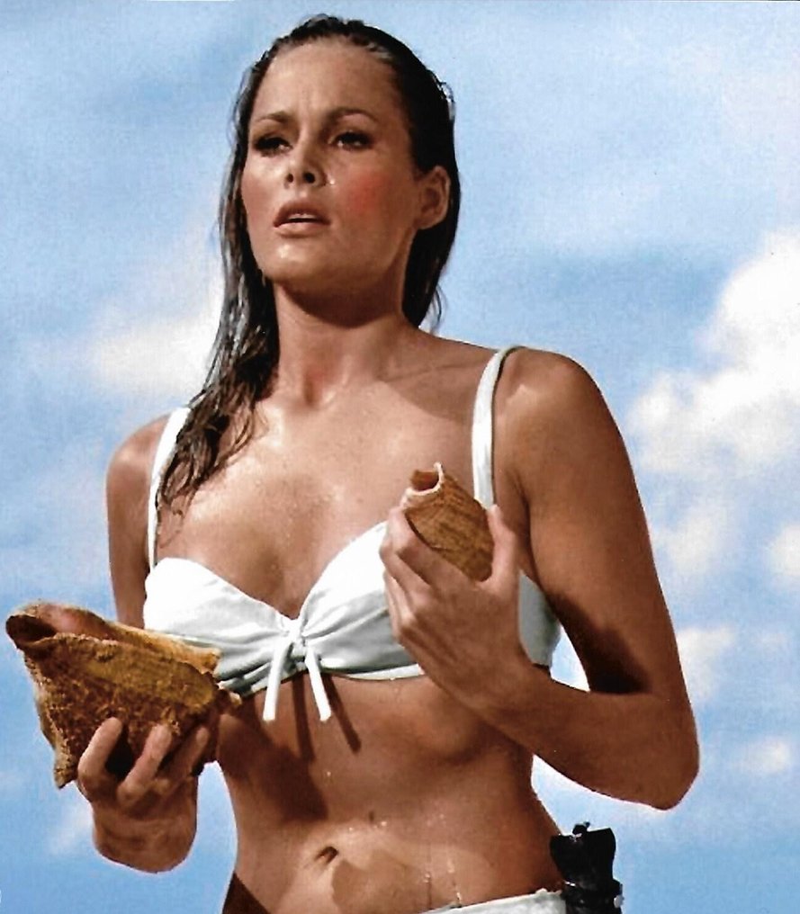 Ursula Andress - Autographed Photo "Honey ryder" in Dr No James Bond 007 with b'bc COA. #1.0