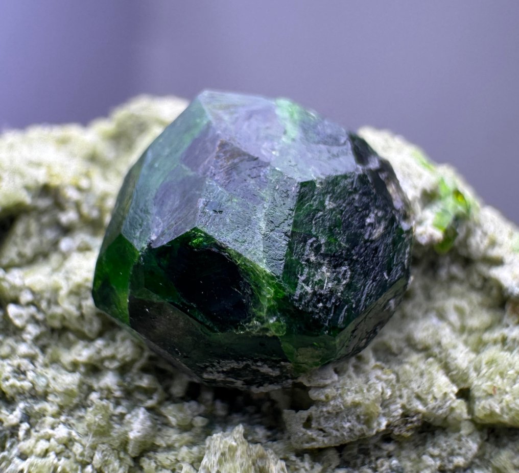 Πλήρως τερματισμένος Demantoid Garnet Κρίσταλ στη μήτρα - Ύψος: 40 mm - Πλάτος: 43 mm- 50 g - (1) #4.3