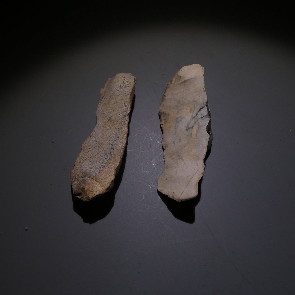 Neolithisch 2 vuurstenen. 6,7 cm L. Mes - 5000 v.Chr. Bijl (Zonder Minimumprijs) #2.1