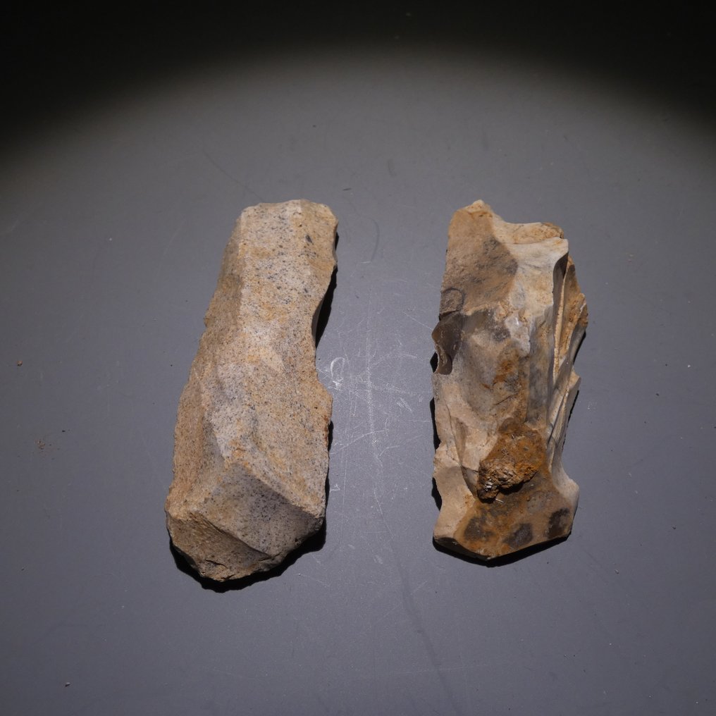 Neolithisch 2 vuurstenen. 6,7 cm L. Mes - 5000 v.Chr. Bijl (Zonder Minimumprijs) #1.0