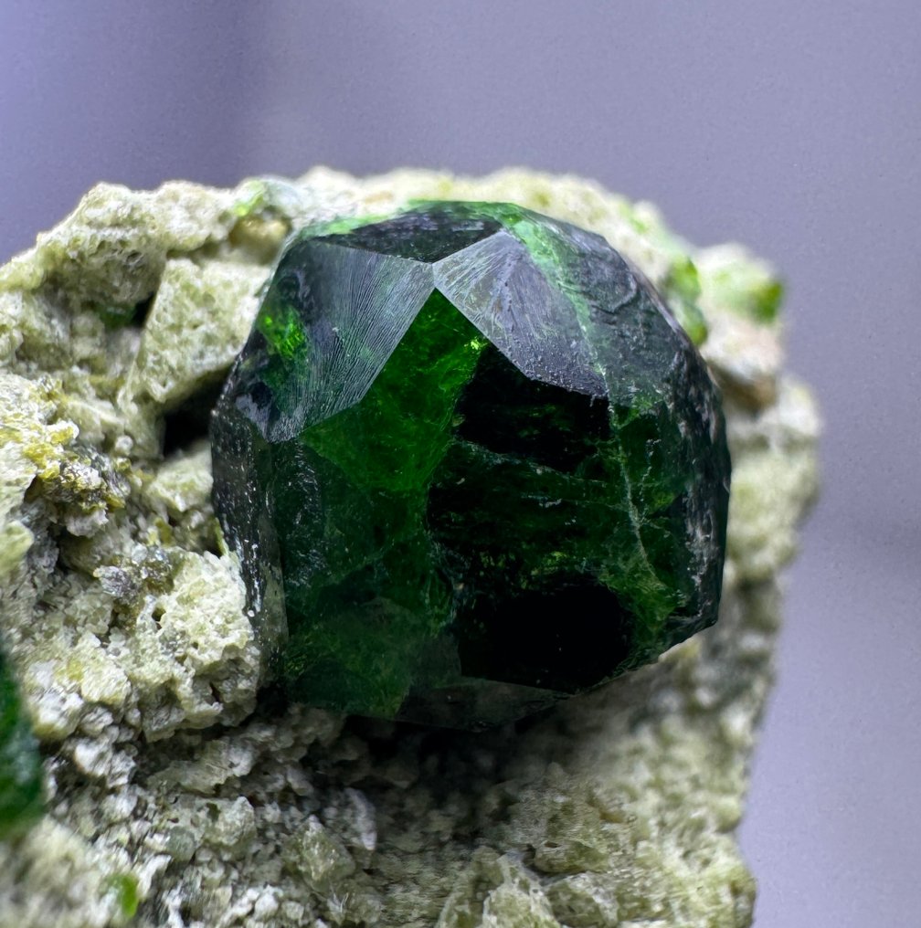 Πλήρως τερματισμένος Demantoid Garnet Κρίσταλ στη μήτρα - Ύψος: 40 mm - Πλάτος: 43 mm- 50 g - (1) #3.2