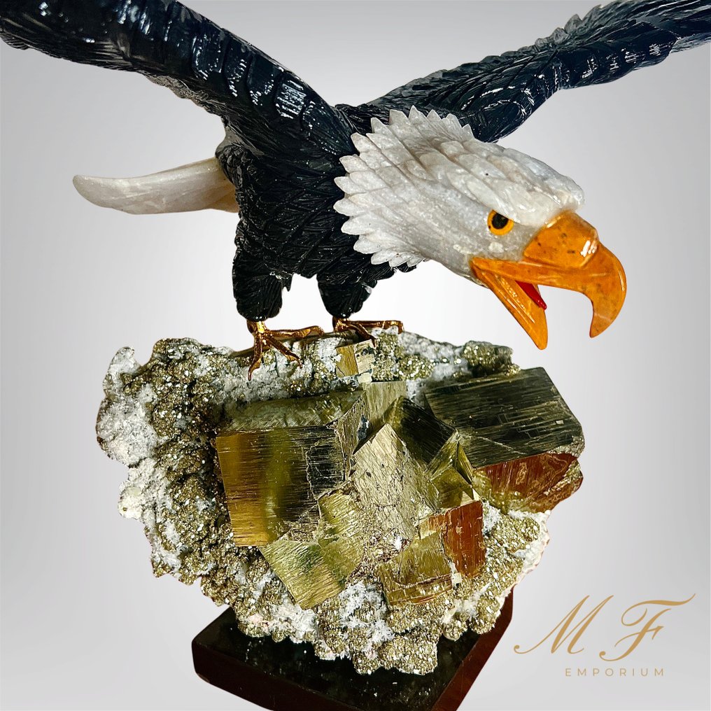 XXL Collection - Pyrite and Quartz Clusters with a carved Golden Eagle in Onyx and Quartz Carving - Height: 290 mm - Width: 380 mm- 7000 g - (1) #1.0