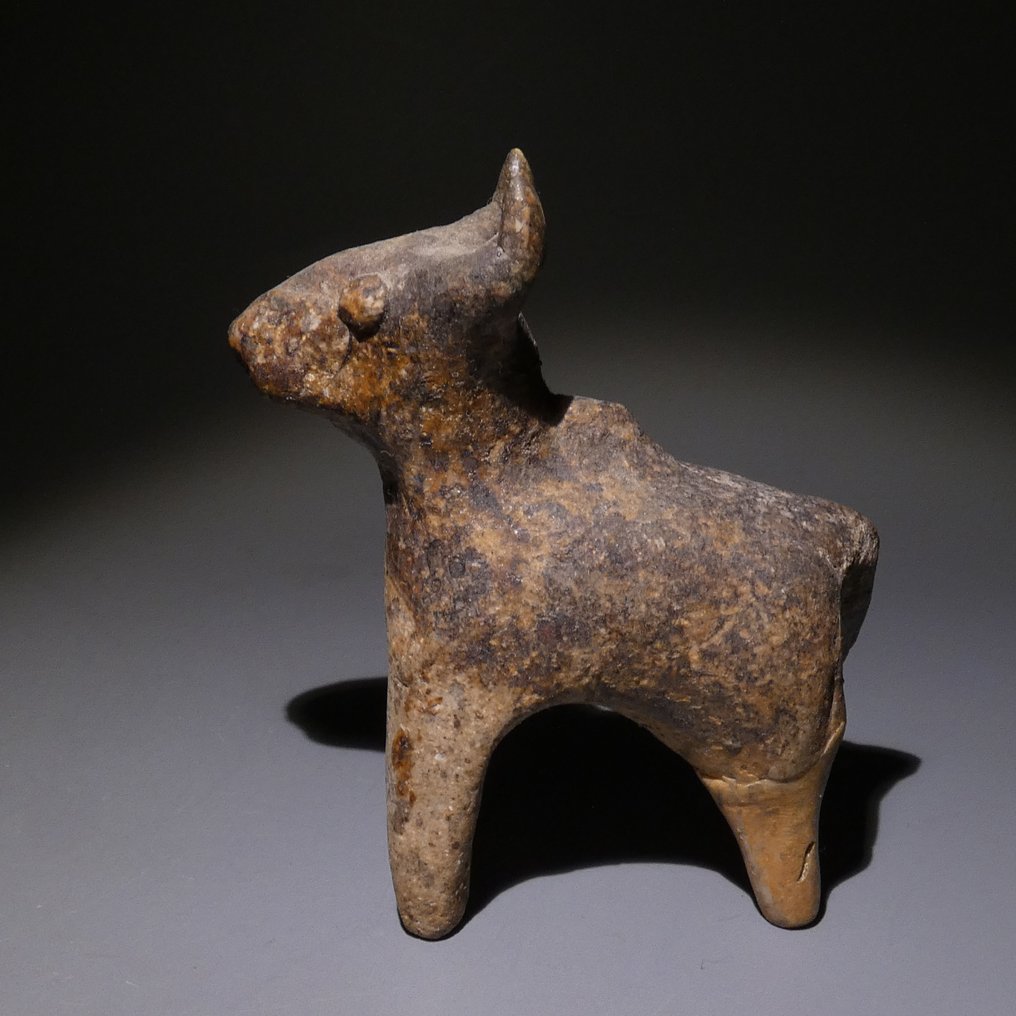 索不达米亚 Terracotta 公牛雕像。7厘米高。公元前2000年至公元前1000年。 #2.1