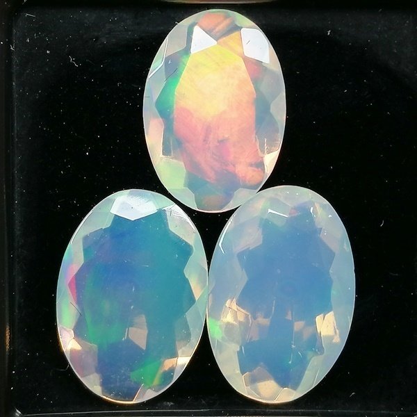 3 pcs Opale - 4.86 ct - Instituto Gemólogico Español (IGE) - Gioco di colore intenso #1.0