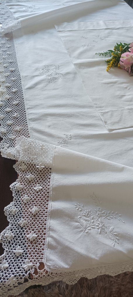 Belíssimo lençol do baú dos avós com lindas rendas de bilros manuais e flores bordadas à mão - Lençol (2) - 230 cm - 170 cm #1.0